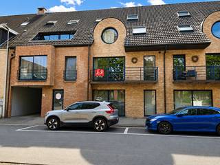 <strong>Appartement op de 1ste verdieping met 2 slaapkamers, 2 balkons en autostaanplaats op een zeer centrale ligging gelegen te Schoot (Tessenderlo-Ham).</strong><br /><br /><strong>Indeling:</strong><br />+ inkomhal met ingemaakte vestiairekast<br />+ apart gastentoilet<br />+ leefruimte (woon -en eetkamer)<br />+ geïnstalleerde open keuken<br />+ berging met aansluiting voor WM/DK<br />+ badkamer met dubbele lavabo én kastruimte, bad met douchemogelijkheid<br />+ 2 slaapkamers waarvan 1 met ingebouwde kastruimte, beide kamers bedienbaar met elektrische screens<br /><br /><strong>Energie &amp; technieken:</strong><br />+ EPC: 214kWh/m²/jaar - Label C<br />+ UC: 3750741<br />+ Verwarming op elektriciteit<br />+ Elektrische screens aanwezig bij de slaapkamers<br /><br /><strong>Extra troeven:</strong><br />+ Private autostaanplaats achteraan het gebouw inbegrepen<br />+ Extra tuinberging voorzien<br /><br /><em>Gelegen op het dorpsplein van <strong>Schoot (Tessenderlo)</strong>, nabij winkels, scholen, openbaar vervoer en op- en afrittencomplex <strong>E313</strong>.</em>