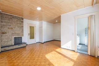 <p>In de mooie Langstraat in Borgerhout, een levendige buurt met tal van voorzieningen en een warme bakker op de hoek, bevindt zich deze lichtrijke studio op de eerste verdieping van een zeer verzorgd gebouw met lift.</p><p>De studio geniet van een aangename lichtinval en beschikt over een ruim terras waar je heerlijk van de buitenlucht kunt genieten. Het aanwezige mozaïekparket geeft de ruimte karakter en biedt, samen met de mogelijkheid om de studio op te frissen, een mooie kans om er een eigen, hedendaagse woonplek van te maken.</p><p>Daarnaast beschikt de studio over een zeer handige kelderberging en een autostaanplaats die bereikbaar is via de garagepoort. Ook het nette en goed onderhouden gebouw draagt bij aan het aangename wooncomfort.</p><p>Dankzij de aantrekkelijke ligging, de praktische extra's en het potentieel om de studio naar eigen smaak in te richten, is dit een interessante opportuniteit als starterswoning of als investering voor verhuur.</p><p>Een studio met mogelijkheden op een fijne locatie in Borgerhout!</p><p>Interesse? Neem contact op voor meer informatie of een bezichtiging: info@markasa.be of 03/827.72.92</p>