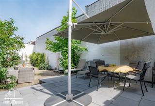 In de Guido Gezellelaan vindt u deze centraal gelegen herenwoning met mooie art-deco elementen. Met 4 ruime slaapkamers (±20 m²) en veel leefruimte is dit de ideale woning voor wie comfort en ruimte zoekt.De ligging is top: op minder dan 1 km van station en markt, met vlotte verbinding naar E17 en N16. Winkels, scholen en openbaar vervoer bevinden zich vlakbij.IndelingGelijkvloers met ruime leefruimte, open keuken en eetplaats met zicht op tuin en terras, wasplaats, gastentoilet en kelder.Op de verdiepingen bevinden zich 4 grote slaapkamers en 2 badkamers.Troeven•Vernieuwde en geïsoleerde daken•Dubbel glas & condensatieketel•Zonnepanelen (±4.000 kWh)•EPC label B (153 kWh/m²)•Mobiscore 9,2Er is mogelijkheid om een garage te huren in de buurt op 100m van de woning