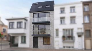 Residentie Rosa is een exclusieve kleinschalige nieuwbouwresidentie op een centrale ligging in Blankenberge. Dankzij de vlotte bereikbaarheid en de nabijheid van het strand, de jachthaven, horecazaken, het station en andere dagelijkse voorzieningen geniet u hier van het beste wat de kuststad te bieden heeft.<br /><br />De residentie bestaat uit slechts drie stijlvolle appartementen, waarvan één ruim duplexappartement, stuk voor stuk ontworpen met veel aandacht voor ruimte, licht en wooncomfort. Grote raampartijen, open leefruimtes en doordachte indelingen zorgen voor een aangename en eigentijdse woonbeleving.<br /><br />In de residentie staat duurzaamheid centraal. Dankzij de toepassing van moderne technieken zoals een individuele lucht-waterwarmtepomp, vloerverwarming, ventilatiesysteem D en zonnepanelen combineert u maximaal wooncomfort met een energiezuinige en toekomstgerichte woning.<br /><br />Ook op het vlak van afwerking geniet u van heel wat vrijheid. Voor de keuken, badkamer, vloeren en wandtegels zijn ruime keuzemogelijkheden voorzien bij de geselecteerde leveranciers. Zo richt u uw appartement volledig in volgens uw eigen stijl en woonwensen, zonder in te boeten aan kwaliteit.<br /><br />Residentie Rosa is de ideale keuze voor wie op zoek is naar een vaste woonplaats, een tweede verblijf aan zee of een interessante investering in kwalitatief nieuwbouwvastgoed. Neem contact met ons op voor meer informatie en ontdek hoe u deel kunt uitmaken van dit prachtige nieuwbouwproject.<br /><br />Prijs en betalingsregeling<br /><br />Elk appartement wordt aangeboden aan een vooraf bepaalde totale verkoopprijs, exclusief aankoopkosten (btw, notariskosten....).<br /><br />Bij het ondertekenen van de overeenkomst wordt een optiepremie betaald. Het resterende saldo van de verkoopprijs wordt voldaan bij het verlijden van de authentieke akte, te vermeerderen met de toepasselijke kosten.<br /><br />De concrete verkoopprijs, het bedrag van de optiepremie en het resterende saldo worden per appartement afzonderlijk meegedeeld.<br /><br />Troeven<br /><br /><ul><li>Centrale ligging<br /><br /></li><li>Energiezuinig<br /><br /></li><li>Kleinschalige residentie met slechts 3 appartementen<br /><br /></li><li>Ruime keuze in keuken-, badkamer- en vloerafwerking<br /><br /></li><li>Sleutel-op-de-deurformule</li></ul>