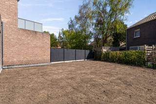 PERFECTE GEZINSWONING NIEUWBOUW CASCO WINDDICHT midden in het centrum van leuk gezellig polderdorp hal, ruime garage, living met grote ramen met...