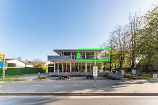 Tweeslaapkamerappartement gelegen nabij centrum Diksmuide, openbaar vervoer, scholen...<br /><br />Bij het binnenkomen in de inkomhal vindt u een vestiaire en een afzonderlijk toilet met lavabo. De open keuken (uitgerust met elektrische oven, ingebouwde koelkast, vaatwasmachine, gasfornuis, dampkap en spoelbak) en leefruimte zijn zeer lichtrijk omwille van de grote raampartijen. De badkamer is voorzien van een lavabomeubel en inloopdouche. Er zijn 2 slaapkamers van elk 10,8m². Tevens is er een ruim terras en op het gelijkvloers is er een overdekte fietsenstalling.<br /><br />Gemeenschappelijke lasten €35/maand.<br /><br />Onmiddellijk beschikbaar.<br /><br />