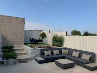 Maak uw bezoek aan deze woning nog eenvoudiger! Vul vooraf de huurdersfiche in en bezorg deze via e-mail aan verhuur@vastgoeddemeyer.be. Wij nemen vervolgens contact met u op om een afspraak ter plaatse in te plannen. De huurdersfiche vindt u terug bij de downloads. Alvast bedankt!<br /><br />Deze moderne, volledig afgewerkte en instapklare woning is gelegen langs de Aaltersesteenweg in Deinze, op fietsafstand van het stadscentrum. Dankzij de vlotte bereikbaarheid en nabijheid van het openbaar vervoer geniet de woning van een bijzonder praktische ligging. Beschikbaar vanaf 01/12/2026.<br /><br />Via de inkomhal met gastentoilet komt u in de lichtrijke leefruimte met gezellige zithoek en eethoek. De leefruimte sluit aan op de volledig nieuw geïnstalleerde open keuken, uitgerust met een telescopische dampkap, variosteam oven, vaatwasser, koelkast en brede flexinductiekookplaat. Daarnaast beschikt de keuken over een Aqualex-kraan voor gefilterd en bruisend water.<br /><br />Aansluitend bevindt zich de praktische wasplaats met uitgietbak. Dankzij de vele ingemaakte kasten en de optimaal benutte ruimte onder de trap is er aan opbergruimte geen gebrek.<br /><br />Op de eerste verdieping bevinden zich twee ruime slaapkamers en een derde kamer, ideaal als kinderkamer, dressing of bureau. Alle kamers zijn voorzien van ingemaakte kasten. De volledig ingerichte badkamer beschikt over een ligbad, inloopdouche, dubbele lavabo met meubel en toilet. Via een uitklapbaar zolderluik is er toegang tot de zolder, ideaal als extra bergruimte.<br /><br />Achteraan beschikt de woning over een zongericht terras, een private parkeerplaats en een afsluitbare garage.<br /><br />De woning is uitgerust met 12 zonnepanelen (opbrengst ca. 3.000 kWh) en driedubbele beglazing. Het E-peil bedraagt -1 en het EPC -1,79 kWh/m² jaar.<br />De woning beschikt over een Aqualex-kraan, waterverzachter, ventilatiesysteem D en zonnepanelen. Ook de applicatie voor de camerabeveiliging is inbegrepen.<br /><br />PLUSPUNTEN:<br />* ZEER INSTAPKLAAR<br />* VOLLEDIG GESCHILDERD &amp; GORDIJNEN AANWEZIG<br />* ENERGIEZUINIG (DRIEDUBBELE BEGLAZING &amp; ZONNEPANELEN)<br />* INGEBOUWDE MAATKASTEN<br />* ZONGERICHT TERRAS<br />* AFSLUITBARE GARAGE EN PARKEERGELEGENHEID