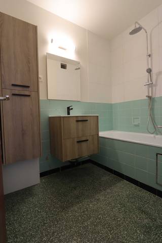 Welkom in je nieuwe appartement. Geniet van de ruimte en het licht. Gewoon instappen en klaar.<br />We vernieuwden het appartement grondig: up-to-date elektriciteit, de meest energiezuinige ramen, een moderne en praktische keuken, een nieuwe laminaatvloer in de ruime slaapkamer, overal fris geschilderd.<br />Je woont geconnecteerd: op de Turnhoutsebaan in Borgerhout, in de nabijheid van tramhaltes, het Centraal Station, de Roma, winkels, café’s en restaurants.<br />Je woont rustig: aan de achterzijde van het gebouw, dat meteen ook de zonnige zuidkant is, met een terras dat aansluit op de zeer ruime woonkamer. Vanuit de woonkamer en het terras krijg je er een rustgevend uitzicht bij.<br />De keuken heeft een nieuwe oven en inductiekookplaat, een afwasmachine, een koelkast en diepvriezer en ruimte voor een wasmachine en microgolfoven. De badkamer heeft nieuwe kasten en een lavabo. De ingemaakte kasten in de hal zorgen voor veel bergruimte.<br />De privatieve kelder en de fietsenstalling maken het comfort compleet.<br />Start nu je nieuwe woonavontuur, comfort verzekerd en een boeiende mix van stadsleven en rust.<br /><br />Woonkamer: 30m²<br />Aansluitende keuken: 9m²<br />Slaapkamer: 17m²<br />Badkamer: 4,5m²<br />Toilet: 1,5m²<br />Hal: 5m²<br />Terras: 4m²<br /><br />Naast de huurprijs is er een deelname in de kosten voor verwarming, onderhoud gemeenschappelijke delen, elektriciteit gemeenschappelijke delen... We vragen een waarborg van 3 maanden huur.<br /><br />