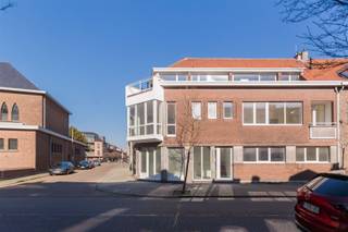 <p>Houdt u van een stijlvol appartement met veel licht, geen bovenburen en mag alles nieuw zijn? Dan is deze penthouse in dit renovatieproject misschien iets voor u. Afgewerkt in Maart 2022, alles is gestript en opnieuw opgebouwd. Vloeren, sanitair, leidingen alles is nieuw, terras over heel de breedte. De deur uitwandelen en je loopt Delhaize binnen, tram richting Antwerpen op luttele meters. Wat heb je nog meer nodig? </p><p>* Energiezuinig (EPC van voor renovatie) .<br />* Prachtige woonkeuken<br />* Parketvloeren<br />* Lage algemene kosten (25 euro).</p><p>Het appartement ligt op de grens van Schoten en Merksem in een rustige straat. Je krijgt door de grote ramen veel licht binnen. Inkom <br />aan leefruimte op parketvloer, open keuken met grote berging. Gastentoilet apart, 2 slaapkamers waarvan 1 met badkamer (douche in bad, dubbele wastafel, hangtoilet) , zolderberging & kelderbering inclusief.</p><p>Huurprijs 1200,00 euro, verbruik op eigen meters. enkel elektriciteit op de gang delen door 4 units.</p><p>Interesse in dit lichte appartement? Gelieve uw gegevens in te vullen op onze website:<br />https://www.sinjoor.be onderaan het appartement.</p><p><span><span> </span></span></p>