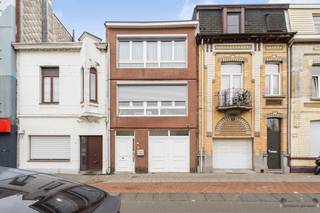 Centraal gelegen meergezinswoning bestaande uit 3 appartementen Dit eigendom is centraal gelegen vlakbij verschillende winkels, scholen, invalswegen...