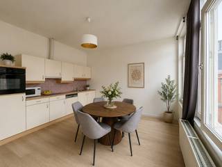 TE HUUR - GENT. Op de tweede verdieping van een verzorgd gebouw bevindt zich dit aangename en ruime éénslaapkamerappartement. Dankzij de grote raampartijen geniet de leefruimte van een mooie natuurlijke lichtinval, wat zorgt voor een open en uitnodigende sfeer.<br /><br />Het appartement beschikt over een inkomhal met gastentoilet die toegang geeft tot de ruime leefruimte met eetplaats en volledig ingerichte keuken. De slaapkamer sluit aan op een praktische douchekamer en biedt alle comfort voor een alleenstaande of een koppel. Daarnaast zijn aansluitingen voorzien voor zowel een wasmachine als een droogkast.<br /><br />Met zijn centrale ligging, praktische indeling en aangename woonbeleving vormt dit appartement een uitstekende opportuniteit voor wie comfortabel wil wonen in Gent.<br />EPC: Label B: code: 0002204774_RES1<br /><br />Huurprijs: € 825/maand + Algemene kosten: € 55/maand