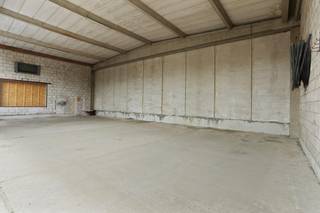 Overdekt buitenterrein aan een industriegebouw op de Atealaan, vlakbij E313.<br />De terreinen worden 's nachts afgesloten door poorten met badge-systeem.<br />Voor verdere inlichtingen kan u contact opnemen met Stef Proost Immobiliën te Geel op 014/59.10.20 of via info@stefproost.be.