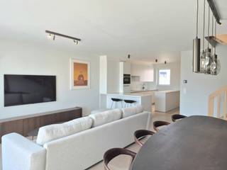 Appartement spacieux et économe en énergie avec grandes terrasses et 4 chambres à vendre au cœur de Koksijde-Bad.<br />Ce luxueux appartement en duplex est situé aux 2 derniers étages de la résidence moderne Monico, en plein centre de Koksijde-Bad, à proximité des commerces et près de la plage de Koksijde.<br />Cet appartement meublé a été fini avec des matériaux de la plus haute qualité et comprend :<br /><br />Au quatrième étage :<br />Entrée, cuisine spacieuse avec finitions haut de gamme, salon donnant sur la grande terrasse (9,75 m²) surplombant la Zeelaan avec vue latérale sur la mer, vestiaire, toilettes, très grande chambre principale avec placards intégrés donnant sur la deuxième terrasse de 12 m² où vous pourrez profiter du soleil de l'après-midi et du soir, salle de bain avec toilettes, baignoire et douche à l'italienne, et une deuxième chambre équipée de placards intégrés.<br /><br />Au cinquième étage :<br />Débarras avec buanderie pour sèche-linge et machine à laver, deuxième salle de bain avec douche à l'italienne, toilettes, troisième chambre avec placards intégrés et une quatrième chambre/espace hobby avec placards intégrés donnant sur la très grande terrasse sur le toit de 55 m² avec une vue imprenable sur Koksijde-Bad.<br /><br />Une double box de garage avec emplacement peut être achetée avec l’appartement.