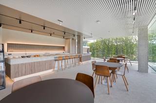 Schitterend kantoor van 586m², volledig instapklaar en met zichtbaarheid van op de E40!<br /><br />Gun jouw bedrijf een plaats op het meest innovatieve business park van West-Vlaanderen. Welkom bij O-Forty, een hypermoderne werkomgeving waar architectuur, technologie en business naadloos in elkaar overvloeien. <br /><br />O-Forty is niet zomaar een kantorenpark; het is een smart business campus die ontworpen is om bedrijven te laten excelleren. Of u nu een ambitieuze scale-up bent of een gevestigde waarde, hier vindt u de ruimte en de visibiliteit die uw bedrijf verdient.<br /><br />De goede lokalisatie nabij de E40, bijna energie neutrale gebouwen (BEN) , autonome verdiepingen, meet & greet faciliteiten, talrijke autostaanplaatsen,... zijn slechts enkele voordelen dat dit uniek project u te bieden heeft! <br /><br />O-Forty is een ontwerp van Govaert & Vanhoutte architecten uit Brugge. De units bestaan uit 4 tot 6 bouwlagen en worden omringd met bufferzones, bomen en andere groenelementen om het landschap te integreren. <br /><br />De ontwikkeling van de units gebeurde in 3 fases. In totaal zijn er 8 units, 146 fietsenstallingen, 23.479m² vloeroppervlakte en 427 parkeerplaatsen, indrukwekkende cijfers! <br /><br />De goede lokalisatie nabij de E40, bijna energie neutrale gebouwen (BEN) , autonome verdiepingen, meet & greet faciliteiten, talrijke autostaanplaatsen,... zijn slechts enkele voordelen van wat dit uniek project u te bieden heeft! <br /><br />Bestuursmaatregelen in het maatregelenregister: nee