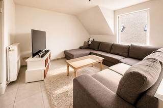 Met <strong>3 slaapkamers, waaronder een bijzonder ruime master bedroom op de bovenverdieping</strong>, biedt deze verzorgde duplex in Edelare aanzienlijk meer ruimte dan de meeste appartementen in zijn prijsklasse.<br /><br />De lichtrijke leefruimte met open keuken vormt het hart van het appartement en sluit naadloos aan op de rest van de woning. Op de eerste verdieping bevinden zich twee volwaardige slaapkamers en de badkamer. De bovenverdieping werd ingericht als een uitzonderlijk ruime master bedroom, die desgewenst ook plaats biedt voor een dressing, bureau of hobbyhoek.<br /><br />Dankzij deze slimme indeling geniet u van het comfort en de ruimte die vaak eerder met een woning dan met een appartement worden geassocieerd.<br /><br />De ligging combineert <strong>rust met een vlotte bereikbaarheid</strong>. Winkels, scholen, openbaar vervoer en het centrum van Oudenaarde bevinden zich op korte afstand.<br /><br />Achter het gebouw beschikt u bovendien over een <strong>private garagebox</strong>, verplicht mee aan te kopen aan €20.000.<br /><br />Bent u op zoek naar een <strong>ruime, instapklare woonst met 3 slaapkamers</strong> en tal van mogelijkheden? Dan is dit appartement absoluut een bezoek waard.<br /><br /><strong>Interesse? Contacteer Alexander Pieters van OC Vastgoed via 0476 62 30 37 of alexander@ocvastgoed.be voor een bezoek.</strong><br /><br />CV: aardgas <br />EPC: 145 kWh/m²jaar (B-label) – Bruto vloeroppervlakte: 125 m<sup>2</sup> volgens het EPC-attest (excl. garage)<br />Stedenbouwkundige inlichtingen: woongebied, bouwvergunning, verkavelingsvergunning, voorkooprecht, geen rechterlijke herstelmaatregel of bestuurlijke maatregel opgelegd.<br />Geen overstromingsgevoelig gebied: P-score: B, G-score: A.<br />Geen renovatieverplichting.