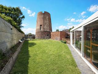 <strong>TE RENOVEREN ALLEENSTAANDE WONING</strong> van het <strong>BUNGALOW</strong> type op een mooi grondperceel en dit met wel een <strong>VERRASSENDE TROEF...NL DE HISTORISCHE "CLEMENTSMOLEN"</strong> die zich in de tuin situeert! Gelegen in het <strong>LANDELIJKE EN RUSTIGE HUISE</strong> en in aangename woonomgeving met toch een vlotte bereikbaarheid dankzij de nabijheid van de <strong>N60</strong>, scholen, winkels en andere voorzieningen. Indeling Gelijkvloers : inkomhal, toilet en vestiaire, ruime woonkamer, keuken, <strong>3 VOLWAARDIGE SLAAPKAMERS</strong>, badkamer, ruime dressing, veranda en bureau- of wasplaats. Zolder: nachthal, <strong>2 EXTRA SLAAPKAMERS</strong> en 2 bergingen. Buiten geniet u van een <strong>ZONNIGE, ZUIDGERICHTE TUIN</strong> met terras, tuinberging en een uniek uitzicht op de <strong>MOLENROMP VAN DE HISTORISCHE CLEMENTSMOLEN</strong>, opgericht in 1902 door Clement D'hondt.<br /><br /><strong><u>Sommige beelden in deze publicatie werden met behulp van artificiële intelligentie gegenereerd!</u></strong><br /><br />Adres: Molenstraat 39 te Huise (Kruisem)<br /><br />Renovatieplicht van toepassing; P-score: A, G-score: A; Bestuursmaatregelen in maatregelenregister: neen.