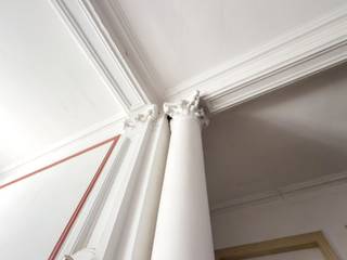 Dit pand, gelegen vlak bij station Gent-Dampoort en met vlotte aansluiting naar de belangrijkste invalswegen, combineert karakter met functionaliteit.<br /><br />Bij binnenkomst valt meteen de zeer ruime inkomhal op, die uw bezoekers een stijlvolle eerste indruk bezorgt.<br />Op het gelijkvloers bevinden zich drie grote kantoorruimtes met authentieke elementen zoals schouwen, moulures en hoge plafonds – een ideale combinatie van klasse en werkcomfort.<br /><br />De eerste verdieping beschikt over bijkomende kantoorruimtes, evenals de nodige voorzieningen voor keuken en sanitair.<br />Ook de tweede verdieping biedt meerdere ruimtes die flexibel inzetbaar zijn, afhankelijk van de noden van uw bedrijf of praktijk.<br /><br />Tot slot is de derde verdieping volledig afgewerkt, waardoor dit gebouw in totaal over een zee aan ruimte beschikt – perfect geschikt voor een bedrijf, kantoor of groepspraktijk.<br /><br /><strong>Contacteer Henry Van Tornhout voor bijkomende inlichtingen of een vrijblijvend plaatsbezoek via +32 474 13 37 93 of via henry@kmovastgoed.be</strong><br /><br />EPC: B-label <br />Stedenbouwkundige inlichtingen: bouwvergunning, geen verkavelingsvergunning, gebied voor stedelijke ontwikkeling, voorkooprecht, geen rechterlijke herstelmaatregel of bestuurlijke maatregel opgelegd.<br />Geen overstromingsgevoelig gebied, geen afgebakende oeverzone. <br /> 