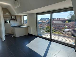 <p><strong>Dakappartement met 2 slaapkamers, ruim terras, ondergrondse autostaanplaats en kelderberging. Gemeenschappelijke kosten € 60,00 per maand (forfait). EPC: 141 kWh/m². Beschikbaar vanaf 01/05/2026.</strong></p>
<p><em><strong>Ligging:</strong></em> in het centrum van Turnhout. Vlakbij openbaar vervoer (bus en trein) en winkels zijn beschikbaar in de directe omgeving. De binnenstad ligt op loopafstand, maar ook de ring en autostrade is vlot bereikbaar. <br /><br /><em><strong>Indeling:</strong></em> inkomhal, toilet, woonkamer, open keuken, nachthal, twee slaapkamers, badkamer, berging, terras, kelderberging, autostaanplaats.</p>
<p><strong><em>Omschrijving:</em></strong> inkomhal met vestiarehoek en apart toilet. Lichtrijke woonkamer met aansluitend terras op het zuiden. Verder de open keuken met dampkap, oven, keramische kookplaat & koelkast. De nachthal geeft toegang tot twee slaapkamers (waarvan één kleinere), de berging met mogelijkheid tot het plaatsen van een vriezer en de ruime badkamer met twee wastafels, douche in bad en aansluitingen voor een wasmachine en droogkast. Ten slotte beschikt het appartement nog over een kelderberging en een ondergrondse autostaanplaats met inritten langst de Merodelei en de Zandstraat.</p>
<p>Gemeenschappelijke kosten € 60,00 per maand (forfait). EPC: 141 kWh/m². Beschikbaar vanaf 01/05/2026.</p>