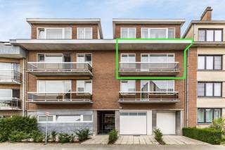 Immo Pické biedt U dit zeer gunstig gelegen appartement aan op de tweede verdieping (met lift) en gelegen in het centrum van Vlezenbeek. Het appartement is gelegen in de nabijheid van winkels, scholen, openbaar vervoer en de belangrijkste verbindingswegen. Het appartement bestaat uit een inkomhal, een lichtrijke woonkamer met eetplaats, een keuken, 2 ruime slaapkamers (14m² en 11m²), een nachthal, een bureau (6m²), een toilet en een badkamer. Daarnaast beschikt het appartement nog over twee terrassen (één aan elke kant van het appartement) . Verder beschikt het appartement over een kelder en een staanplaats voor een kleine wagen. Maandelijkse lasten +/- 271,01 euro per maand (brandverzekering, onderhoud en elektriciteit van de gemeenschappelijke delen, syndicus, verwarming, warm en koud water, ...)