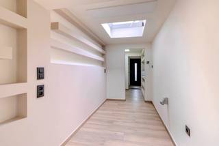 Instapklaar handelshuis of woonst in centrum Oostmalle!Indeling: Ruime inkomhal, praktijkruimte, apart sanitair, kelder, 4 ruime kamers, badkamer en...