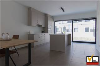 Energiezuinige stadwoning 2016 LABEL B Op 200m wandelafstand van het centrum.3 slaapkamers Bureelruimte en of dressing/slaapkamer ondergondse...