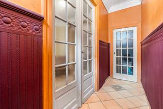 <p><u><strong>Te koop:</strong></u> charmante woning in het centrum van Zaventem, op korte afstand van het treinstation en belangrijke invalswegen.<br /><br />Deze woning uit 1932 biedt een ideale starterswoning met een praktische indeling en een dak dat reeds geïsoleerd is. Gelegen in het hart van Zaventem, geniet u van alle voorzieningen op wandelafstand. De badkamer boven is uitgerust met douche en wc, wat zorgt voor extra comfort. De gezellige tuin en het terras maken het geheel compleet.<br /><br /><u><strong>Belangrijkste ruimtes:</strong></u><br />• Woonkamer (12 m²) met aangename lichtinval<br />• Eetkamer (13,5 m²) aansluitend op de woonkamer<br />• Keuken (7 m²) met toegang tot terras (9 m²)<br />• Tuin (21 m²) voor ontspanning<br />• Drie slaapkamers (25,6 m², 17,5 m² en 13,6 m²)<br />• Badkamer (5 m²) met douche en wc<br />• Kelder (32 m²) voor extra opslag<br /><br /><u><strong>Troeven:</strong></u><br />• Centrale ligging in Zaventem<br />• Dak geïsoleerd, badkamer boven met douche en wc<br />• Ideaal als starterswoning<br /><br />Meer informatie of een bezoek met Joery Van De Gucht? Contacteer ons via +3223351115<br />JOUW DROOMHUIS. ZO GEVONDEN!</p>