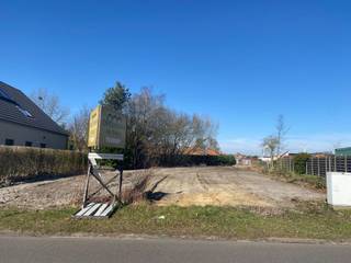 <p><strong>Uniek perceel bouwgrond voor open bebouwing – 1.193 m² – Balen-Wezel. </strong></p>
<p></p>
<p>Ontdek dit prachtige perceel bouwgrond van maar liefst 1.193 m², gelegen in Balen-Wezel. Dit ruime stuk grond biedt talloze mogelijkheden om uw droomwoning te realiseren, volledig naar eigen wens en smaak.</p>
<p></p>
<p><strong>Troeven van dit perceel</strong></p>
<p></p>
<ul>
<li><strong>Rustige ligging</strong>: Gelegen in een vredige, kindvriendelijke omgeving, ideaal voor wie houdt van rust en privacy.</li>
<li><strong>Strategische locatie</strong>: Vlak bij diverse voorzieningen zoals scholen, winkels, sportfaciliteiten en openbaar vervoer.</li>
<li><strong>Ruime perceelsgrootte</strong>: Dankzij de oppervlakte van 1.193 m² hebt u voldoende ruimte voor een woning, tuin, en eventueel bijgebouwen.</li>
<li><strong>Goede bereikbaarheid</strong>: Makkelijk bereikbaar vanaf de grote invalswegen, terwijl u toch geniet van een rustige sfeer.</li>
</ul>
<strong>Stedenbouwkundige voorschriften op aanvraag. </strong><br />
<p></p>
<p>Deze bouwgrond biedt een uitstekende kans voor wie op zoek is naar een woonplek met alle voordelen van een goede locatie en ruime mogelijkheden. Neem vandaag nog contact op voor meer informatie - kantoor: 014 72 83 77 of dossierverantwoordelijke Els Dobbelaere: 0467 015 811</p>