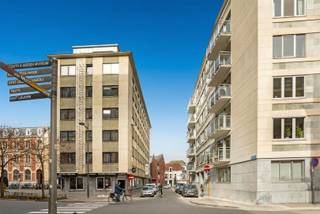 <p><span>Midden in het historisch centrum van Leuven, vlak bij het Gerechtsgebouw, bieden wij dit ruim appartement met drie slaapkamers te koop aan. Het appartement bevindt zich op een toplocatie op de zesde en tevens bovenste verdieping van de goed onderhouden residentie Building Boudewijn Roosevelt, gebouwd in 1966. Met een nuttige bewoonbare oppervlakte van maar liefst 116 m² beschikt het appartement over een ruime inkomhal, een lichtrijke living met aansluitend een perfect georiënteerd terras met een prachtig uitzicht over Leuven en een ingerichte keuken die uitgeeft op een tweede terras. Verder zijn er drie volwaardige slaapkamers, een nachthal, een apart toilet en een badkamer aanwezig. Daarnaast beschikt het appartement over een individuele kelder en zijn er een gemeenschappelijk ondergronds vuilnislokaal en een fietsenstalling voorzien. Bovendien bestaat de mogelijkheid om een garagebox in de residentie mee aan te kopen aan €30.000. </span><span>Mits een aantal verfraaiingswerken uit te voeren kan dit eigendom eenvoudig veranderd worden in een gezellige, hedendaagse thuis! </span><span>Kortom, dit ruim appartement op een unieke ligging in het hart van Leuven is zeker een bezoek waard en een absolute aanrader.</span></p><p><span> </span></p>