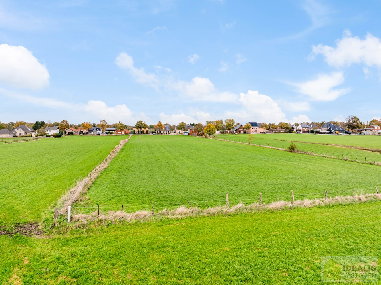 Prachtig perceel bouwgrond voor halfopen bebouwing met een totale oppervlakte van 6a 50ca met aangrenzend een perceel landbouwgrond van 93a 50ca, in totaal maar liefst 1ha! Het betreft een landelijk gelegen kavel in het rustige Wauberg (Peer). De kavel wo - foto 5