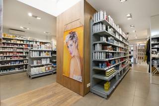 OMSCHRIJVINGMooi groot handelspand met commerciële ligging in het centrum van Westmalle.De winkel is instapklaar en voorzien van airco/ verwarming...