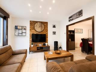 Zeer verzorgde woning met 3 slaapkamers en een zonnige stadstuin, rustig gelegen te Zeebrugge. Deze instapklare woning heeft een energielabel D dus geen zorgen op gebied van energie en verwarming. Er is overal dubbel glas en de woning wordt verwarmd op aardgas via een condenserende gasketel. <br /><br />Aangename locatie omringd door winkels, scholen en openbaar vervoer.<br /> <br />Indeling: <br />De inkomhal loopt volledig door tot achteraan de woning en geeft toegang tot de verschillende leefruimtes. De ruime woonkamer beschikt over een gezellige zit- en eethoek. Aansluitend bevindt zich de mooie, volledig uitgeruste keuken, met rechtstreekse toegang tot de achterliggende tuin. Verder vinden we op het gelijkvloers de badkamer en een ruime, praktische wasplaats.<br /><br />De verzorgde buitenruimte is gunstig georiënteerd en geniet de hele dag door van aangenaam zonlicht.<br /><br />Op de eerste verdieping bevinden zich twee volwaardige slaapkamers. Via een vaste trap bereiken we de tweede verdieping, waar een derde ruime slaapkamer werd ingericht.<br /><br />Een mooi aanbod in het dorp van Zeebrugge.<br /> <br />Bezoeken of meer informatie? <br />Contacteer Maxim Slabbinck op tel. 0494/52.59.73
