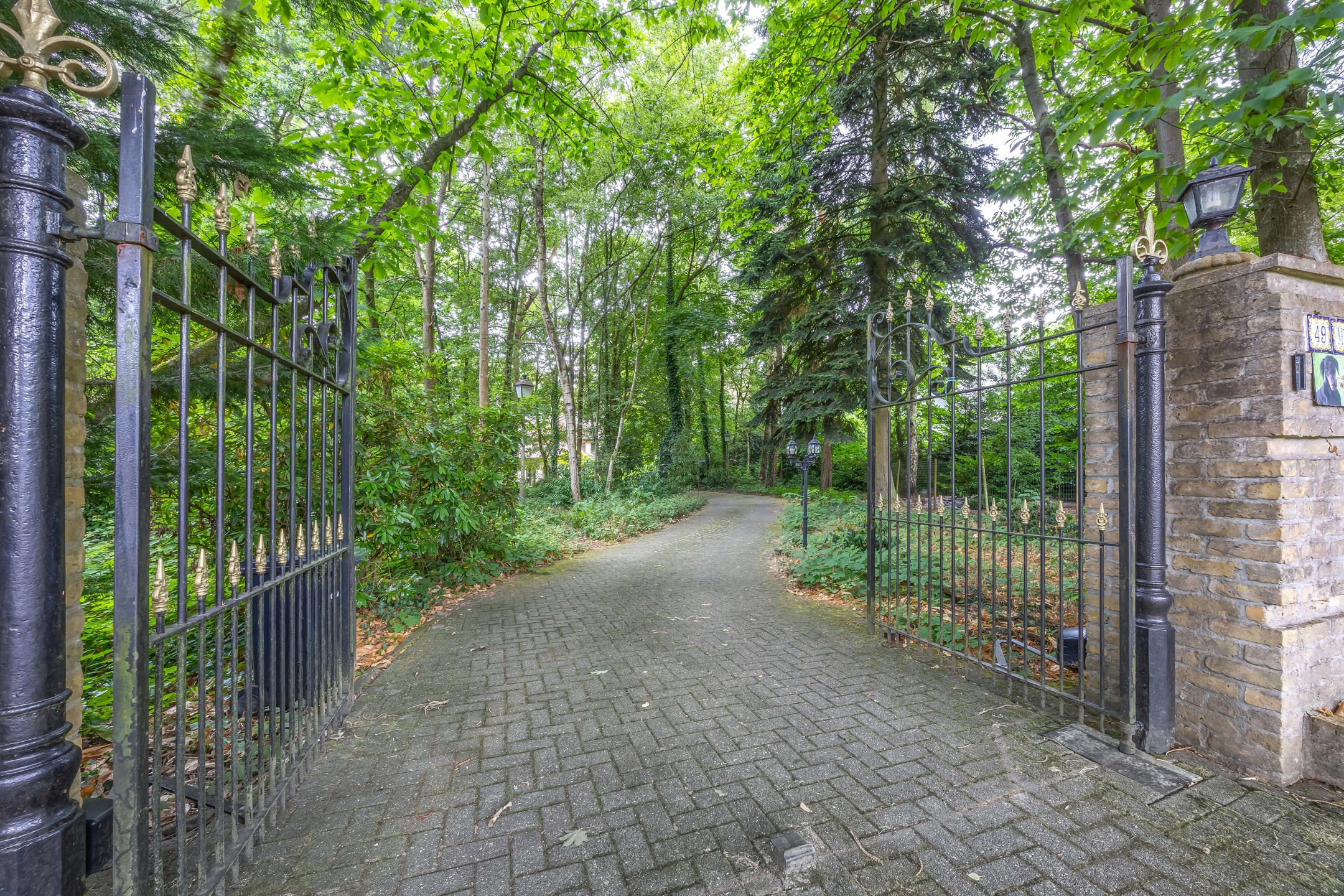 Woning met bijgebouw op groen domein van 3.905 m2 - foto 4