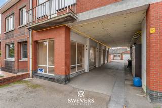 Voor meer info en foto’s, surf naar www.swevers.be – Op een commerciële toplocatie langs de drukke Hasseltsesteenweg in Beringen vind je dit compacte handelspand van 42 m². Dankzij de uitstekende zichtbaarheid en bereikbaarheid vormt het een ideale opportuniteit voor starters, investeerders of ondernemers. Het pand, gebouwd in 1960, bevindt zich in op te frissen staat en bestaat uit één open handelsruimte met aparte inkomhal en achterdeur, wat extra logistieke flexibiliteit biedt. Grote ramen zorgen voor veel lichtinval en versterken het visuele potentieel als winkel, kantoor of toonzaal. De langwerpige, rechthoekige indeling maakt een praktische inrichting mogelijk zonder verloren ruimte. Met een perceelbreedte van 2,5 meter en diepte van 13 meter benut je hier elke vierkante meter. De locatie biedt niet alleen veel passage, maar ook voorzieningen op wandelafstand zoals scholen, winkels en openbaar vervoer. De snelweg bevindt zich op slechts 3,9 km. Voor meer informatie, bel 011 255 155. Bron bewoonbare oppervlakte: EPC – verslag. Dit pand is onderworpen aan de renovatieverplichting van de Vlaamse overheid voor niet-residentiële gebouwen (behoudens bij sloop binnen 5 jaar na de aankoop). Consulteer voor meer informatie de website van het Vlaams Energie- en Klimaatagentschap via https://www.vlaanderen.be/bouwen-wonen-en-energie/niet-residentiele-gebouwen/verplichtingen-voor-niet-residentiele-gebouwen/renovatieverplichting-voor-niet-residentiele-gebouwen.