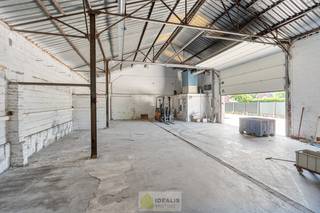 IDEALIS VASTGOED – Ruim magazijn met conciërgewoning/kantoor op een perceel van +-16are. Het magazijn beschikt over een royale bruikbare oppervlakte (+-245m²) en is uitermate geschikt voor zelfstandigen, opslag of atelier. Het kantoor dewelke nu dienst doet als conciërgewoning biedt een praktische woonindeling maar kan dus ook fungeren als kantoorruimte. Dankzij de centrale, doch vlot bereikbare ligging geniet u hier van een uitstekende bereikbaarheid in combinatie met voldoende privacy en gebruikscomfort.<br /><br />LIGGING:<br />Dit eigendom is gelegen aan de Berkenstraat in een vlot bereikbare omgeving te Houthalen-Helchteren. Dankzij de centrale ligging geniet u van een uitstekende verbinding met omliggende gemeenten en belangrijke invalswegen zoals de E314. Winkels, horeca, scholen en andere voorzieningen bevinden zich op korte afstand. Bovendien combineert deze locatie een goede bereikbaarheid met voldoende rust en privacy, wat het pand bijzonder geschikt maakt voor zelfstandigen of ondernemers die wonen en werken wensen te combineren.<br /><br />INDELING:<br /><strong>Magazijn:</strong><br />Ruime magazijnhal van +- 245m² voorzien van sectionale poort – hoge plafonds – voldoende opslagruimte – polyvalente indeling geschikt voor stockage, atelier of professionele activiteiten – ruime parkeermogelijkheden en manoeuvreerruimte langs en achter het gebouw –<br /><br /><strong>Conciërgewoning:</strong> (momenteel verhuurd)<br />Inkomhal – leefruimte – keuken – badkamer – berging – 3 slaapkamer(s)/burelen<br /><br /><strong>Buitenruimte:</strong><br />Ruim perceel met brede oprit en voldoende parkeergelegenheid – privatieve buitenruimte<br /><br /><strong>EXTRA TROEVEN:</strong><br />- Conciërgewoning reeds verhuurd (na index €924,08/m)<br />- Ruim magazijn met tal van mogelijkheden<br />- Centrale en commercieel interessante ligging<br />- Vlotte bereikbaarheid via belangrijke invalswegen<br />- Geschikt voor zelfstandigen, opslag of investering<br />- Ruime parkeermogelijkheden aanwezig<br /><br />Stedenbouwkundige Inlichtingen:<br />Bouwvergunning – gedeeltelijk woongebied gedeeltelijke KMO zone – Geen dagvaarding – Geen voorkooprecht – Verkavelingsvoorschriften<br /><br />EPC: B<br /><br /><strong>O-peil:</strong> niet overstromingsgevoelig<br /><strong>P-score:</strong> A<br /><strong>G-score:</strong> A<br /><br /><strong>Benieuwd naar deze villa? Ons IDEALIS Team geeft U met plezier en steeds vrijblijvend de nodige informatie via e-mail , ter plaatse of op onze kantoren in Peer en Pelt.<br />Wenst U advies omtrent uw eigen woning? Graag plannen wij vrijblijvend met U een afspraak in om onze expertise met U te delen, steeds tot Uw dienst!!<br />Neem contact op met IDEALIS VASTGOED op 011/515 565 of mail naar info@idealisvastgoed.be!</strong><br />