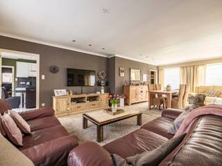 Deze stijlvolle open bebouwing uit 1999 heeft een bewoonbaar oppervlakte van 270m² en met een perceel van 664 m² geniet je hier van ruimte, comfort...