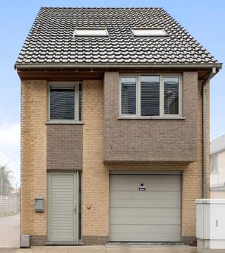 Deze recente nieuwbouw bel-etage woning biedt verschillende comfortabele en functionele ruimtes. Bij binnenkomst in de woning vindt men de inkomhal. Aan de linkerkant van de inkomhal bevindt zich een wasplaats/berging, ideaal voor huishoudelijke apparaten en extra opslagruimte. Daarnaast is er ook een garage waar een auto veilig kan worden geparkeerd. Voor een extra parkeerplaats is er een standplaats naast de woning.<br /><br />Op het eerste verdiep bevindt zich ook een afzonderlijk toilet, wat extra privacy biedt. De living en de keuken zijn de centrale ruimtes in de woning en bieden ruimte om te ontspannen en gasten te ontvangen, terwijl de berging extra opslagruimte biedt. Het zonnige terras is een buitenruimte waar men kan genieten van de zon en de rust.<br /><br />Op de bovenste verdieping vindt men een nachthal die leidt naar de badkamer en twee slaapkamers. Er is mogelijkheid om een derde slaapkamer te creëren. Daarnaast biedt de woning nog een zolder als extra opslagruimte. Kortom, deze nieuwbouw bel-etage woning biedt alle benodigde en gewenste ruimtes voor comfortabel wonen en leven.