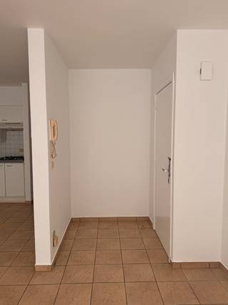 <br />Dit zeer goed onderhouden appartement op de eerste verdieping bevindt zich op wandelafstand van het charmante centrum van Herentals, winkels, openbaar vervoer, scholen, .... Indeling; inkomhal met vestiaire ruimte, zeer ruime woon-en eetkamer met veel lichtinval, keuken, afzonderlijke toilet, berging voor was- en droogmachine, badkamer en ruime slaapkamer met terras. Alle meters van gas, water en elektriciteit zijn afzonderlijk. Lift aanwezig. EPC 176 m². Voor meer informatie of vrijblijvend plaatsbezoek 0488/60.05.07