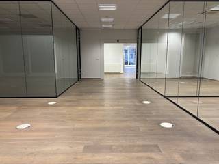 Deze uitzonderlijke gelijkvloerse kantoorruimte van ca. 320 m² is gelegen op een uitstekende zichtlocatie aan de kleine ring van Hasselt, wat...