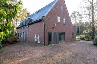 Deze tijdloze villa is rustig gelegen op een residentiële locatie in Maasmechelen, op een zuidelijk perceel van 3.500m². Momenteel is de...