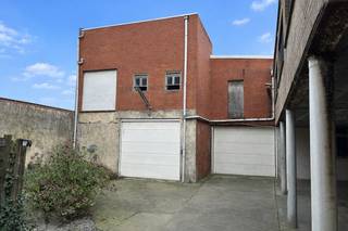 Dit commercieel gunstig gelegen handelseigendom werd tot voor kort uitgebaat als bakkerij.Bij het handelspand hoort een woning, gelijkvloers...