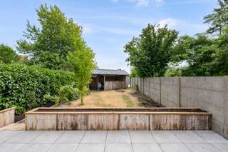 Ruime woning (ca. 236 m²) met leuke tuin gelegen te Duffel. <br /><br />Algemeen:<br />- Grotendeels gerenoveerde woning<br />- Gelegen te Duffel nabij winkels, scholen,...<br />- De woning biedt tal van mogelijkheden waaronder kangoeroewonen<br />- Gelijkvloers afgewerkt met slaapkamer en badkamer<br />- 10 zonnepanelen<br />- EPC B <br />- Asbestattest in aanvraag<br /><br />Renovaties:<br />- Volledig gelijkvloers (keuken, vloeren, elektriciteit,...)<br />- Geïsoleerd, nieuw dak<br />- Buitenschrijnwerk<br />- Terras<br />- Verwarming vernieuwd (op gas met radiatoren)<br /><br />Indeling:<br />Gelijkvloers:<br />- Inkomhal met apart toilet<br />- Inpandige garage<br />- Leefruimte met open keuken<br />- 1e slaapkamer<br />- Badkamer met inloopdouche, toilet en lavabo<br /><br />De eerste verdieping is momenteel ingericht met een leefruimte, keuken, badkamer en 2 à 3 slaapkamers. Deze verdieping kan nog volledig naar wens worden ingedeeld/vernieuwd. De verwarming boven is reeds vernieuwd. <br /><br />Bovendien beschikt de woning nog over een mooie tuin met groot terras.