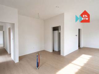 Ben je op zoek naar een instapklaar en energiezuinig gelijkvloers appartement met twee ruime slaapkamers en een tuintje, centraal gelegen en toch rustig gesitueerd? Dan is appartement B0.2 in Residentie Prinsenhof precies wat je zoekt! Dankzij de uitstekende ligging, de hoogwaardige afwerking en de vele troeven op vlak van comfort en energie biedt dit appartement alles wat je nodig hebt.<br /><br />Het appartement is gelegen in Residentie Prinsenhof, centraal aan het Kolonel Aertsplein, op wandelafstand van winkels, terrasjes en supermarkten. Dankzij het uitgebreide fietsnetwerk en het openbaar vervoer in de buurt is ook Maastricht op amper 10 minuten bereikbaar. Parkeren kan in de ondergrondse parkeergarage, bereikbaar via lift, met daarnaast een beveiligde fietsenstalling.<br /><br />INDELING<br />Gelijkvloerse verdieping:<br />- Inkomhal<br />- Ruime woonkamer/keuken<br />- 2 slaapkamers<br />- Badkamer<br />- Apart toilet<br />- Berging<br />- Terras + tuintje<br /><br />Kelder:<br />- Verplichte aankoop van een autostandplaats en kelderberging in de ondergrondse parkeergarage<br /><br />TROEVEN<br />+ Zeer stille en energiezuinige warmtepomp met ingebouwde boiler<br />+ Zonnepanelen op de platte daken<br />+ Ventilatiesysteem D met warmterecuperatie<br />+ Gunstige regeling onroerende voorheffing dankzij de hoge energiezuinigheid<br />+ ACTIE: € 5.000 korting op een autostandplaats!<br /><br />PRIJSOVERZICHT<br />Prijsberekening 6% btw (onder voorwaarden)<br />Totaal netto: € 299.000,00<br />+ 6% btw: € 17.940,00<br />Totaal incl. btw: € 316.940,00<br />Kelderberging: € 4.000,00 netto + 6% btw = € 4.240,00 <br />Autostandplaats: € 29.531,00 netto + 6% btw = € 31.302,86<br />TOTAAL: €352.482,86*<br /><br />Prijsberekening 21% btw<br />Totaal netto: € 299.000,00<br />+ 21% btw: € 62.790,00<br />Totaal incl. btw: € 361.790,00<br />Kelderberging: € 4.000,00 netto + 21% btw = € 4.840,00 <br />Autostandplaats: € 29.531,00 netto + 21% btw = € 35.732,51<br />TOTAAL: €402.362,51*<br /><br />*De algemene totaalprijzen zijn exclusief notariskosten, erelonen, kosten nutsvoorzieningen en kosten basisakte.<br /><br />Wil je dit appartement graag bezichtigen of wens je meer informatie? Contacteer ons en we helpen je dichtblij verder!