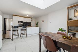 Ben je op zoek naar een recent gerenoveerde woning met tuin en garage in Harelbeke? Dan is deze woning met recente uitbouw en tal van troeven zeker een bezoek waard!<br /><br />De woning werd in 2020 volledig gerenoveerd en biedt vandaag een aangename combinatie van comfort en ruimte.<br /><br />TROEVEN: <br />- EPC-label A<br />- Elektrische installatie conform het AREI<br />- Asbestveilig<br /><br />INDELING: <br />Op het gelijkvloers vind je een ruime inkomhal met gastentoilet, een open en lichtrijke leefruimte via de recente uitbouw met volledig geïntegreerde moderne keuken met eiland, waar je dankzij het ruime zicht op de tuin optimaal geniet van het binnen- en buitenleven.<br /><br />De eerste verdieping omvat twee slaapkamers en een vernieuwde badkamer. Via de vaste trap bereik je de zolderverdieping, die momenteel ingericht is als masterbedroom.<br /><br />EXTRA:<br />Geniet van de zonovergoten tuin met meerdere aangelegde terrassen, gelegen in een rustige buurt. Extra troef is de recente, ruime garage achteraan met praktische uitweg.<br /><br />Contacteer Siebe voor meer informatie of plan snel jouw bezoekmoment in!