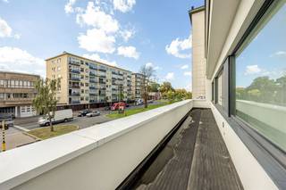 <p><span>Veel ruimte, daglicht en een strakke, hedendaagse afwerking: dit bijzondere appartement combineert een royale woonverdieping met 2 slaapkamers, dressing én heel wat ruimte. De grote open keuken, badkamer XL en het zuidgerichte terras maken het plaatje compleet. Nabij het Te Boelaarpark en Rivierenhof zit je hier ook qua locatie helemaal goed. Dubbele garage van ca. 44,5 m² is bij te huren (€300,00 per maand).</span></p><p><span> </span></p><p><span>Wonen in het licht</span></p><p><span>De woonruimte bevindt zich op de eerste verdieping. Je komt binnen in de hal op een strakke tegelvloer, die meteen de toon zet voor de rest van het appartement. Vooraan ligt de grote open leefruimte, waar keuken, eetkamer en salon mooi in elkaar overvloeien. Grote raampartijen trekken hier volop daglicht naar binnen en geven het geheel een bijzonder ruim gevoel. De witte keuken met granieten werkblad is strak, minimalistisch én uitgebreid uitgerust. Je hebt er een groot kookeiland met inductieplaat en geïntegreerde Novy-dampkap, vaatwasser, stoomoven, microgolfoven en gewone oven. De hoge kastenwand zorgt voor massa's bergruimte en er is zelfs een aparte grote diepvries voorzien. Een keuken voor wie graag kookt – en evengoed voor gasten die gezellig aanschuiven aan het eiland. Vanuit de leefruimte stap je het royale terras op: maar liefst ca. 24m² groot, over vrijwel de volledige breedte van het appartement en zuidgericht. Een fijne extra buitenruimte om van de zon te genieten.</span></p><p><span> </span></p><p><span>2 slaapkamers, royale dressing & badkamer XL</span></p><p><span>Een glazen pivotdeur scheidt het woon- van het slaapgedeelte. Hier vindt je twee volwaardige slaapkamers en een royale dressing volledig ingericht met maatkasten. Ook de badkamer mag gerust XL genoemd worden: zo’n ca.13m², volledig betegeld en dankzij de grote dakkoepel verrassend licht. Je hebt er een hoekbad, ruime walk-in douche, dubbele lavabo met groot meubel en spiegelkast, handdoekradiator en bidet. Verder zijn er op deze verdieping een apart gastentoilet en een technische ruimte met aansluiting voor wasmachine en droogkast en de Cv-installatie. </span></p><p><span>Op het gelijkvloers vind je nog een bureauruimte met wandmeubel kast, handig voor thuiswerk, met daarnaast een apart, volledig betegeld toilet met handenwasser. Op de tussenverdieping vind je extra bergruimten met een oppervlakte van circa 32m².</span></p><p><span> </span></p><p><span>Groen wonen met alles vlakbij</span></p><p><span>Je woont hier in de buurt van het Rivierenhof en Te Boelaarpark, op de grens van Borgerhout en Deurne. Het park combineert ruime grasvelden en bos met wandelpaden, een speeltuin, speelfontein en ruimte om te sporten. Ook het Boekenbergpark ligt in de buurt, met onder meer zijn bekende ecologische zwemvijver en verschillende sportmogelijkheden. </span></p><p><span>Dat vele groen combineer je hier met de voordelen van de stad: winkels, scholen en openbaar vervoer zijn in de omgeving aanwezig en de Ring en Singel zorgen voor een vlotte verbinding. Zo krijg je een bijzonder praktische uitvalsbasis voor wie graag ruim woont, zonder het groen te moeten missen.</span></p><p><span> </span></p>