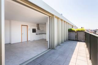 <strong>Trendy wonen nabij Park Spoor Noord en het Eilandje in dit instapklare dakappartement, dat gekenmerkt wordt door prachtige terrassen met indrukwekkende zichten op Antwerpen.</strong><br /><br /><span><strong>INDELING:</strong></span> <br />
<p>De lichte leefruimte vloeit via een grote schuifdeur naadloos over op een aangenaam en zuid georiënteerd terras, terwijl de modern ingerichte open keuken volledig is uitgerust met Beko-toestellen, waaronder een oven, koelkast , vaatwasser en een keramische kookplaat met dampkap (ZANUSSI). De aparte slaapkamer biedt direct toegang tot zowel het tweede terras als de badkamer, die voorzien is van een inloopdouche en een wastafel in meubel met bijbehorende spiegelkast. <br /><br />De praktisch ingedeelde inkomhal beschikt over een gastentoilet en vestiairemogelijkheden, terwijl de woning verder is uitgerust met een handige berging met aansluitingen voor een wasmachine en droogkast.</p>
<p>Dit appartement betreft een eerste bewoning en is reeds volledig geschilderd.<br /><br />De privatieve kelder en<strong> </strong>de autostaanplaats op -2 , kelder is in de prijs begrepen, de parking is verplicht bij aan te kopen aan 25.000 euro<br /><br />De verkoop geschiedt onder registratie.<br /><br /><span><strong>BIJZONDERHEDEN: </strong></span><br />* Instapklaar en lichtrijk penthouse met ruime terrassen<br />* Centrale locatie nabij Park Spoor Noord en het Eilandje<br />* Privatieve kelder en autostaanplaats in het gebouw <br />* Conform keuring, Goede EPC A - 85kWh/m²</p>
