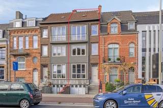 Op slechts 200 meter van het centrum bevindt zich deze aangename stadswoning met heel wat troeven. De woning combineert een centrale ligging met een praktische indeling, een gezellige stadstuin en een garage.
Bij het binnenkomen valt meteen de vele natuurlijke lichtinval op. De woning beschikt op het gelijkvloers over een hal, een leefruimte en een ruime keuken waarbij de karakteristieke deuren onmiddellijk in het oog springen. Op de eerste verdieping bevinden zich de badkamer en een slaapkamer en nog eens 2 slaapkamers op de 2de verdieping. Hierdoor is ze ideaal voor gezinnen, starters of wie graag wat extra ruimte heeft.
Een belangrijke troef is de zolderverdieping, die bereikbaar is via een vaste trap met de mogelijkheid tot bijvoorbeeld een extra slaapkamer, hobbyruimte of bureau. De woning is bovendien volledig onderkelderd (garage, wasplaats en berging). Ook technisch een belangrijk pluspunt: de elektrische installatie is conform.
Achteraan geniet u van een gezellig stadstuintje, ideaal om te ontspannen of gezellig buiten te zitten. Vooraan de woning is er een parkeerplaats, wat zorgt voor extra parkeergemak.
Dankzij de ligging op wandelafstand van het centrum bevinden winkels, horeca, scholen, openbaar vervoer en andere dagelijkse voorzieningen zich vlakbij.
Kortom een woning met een uitstekende ligging, praktische troeven en nog uitbreidingsmogelijkheden. Interesse? Contacteer ons via kurt@immoaccenta.be voor de kijkdag zaterdag 19 september tussen 9u-12u.