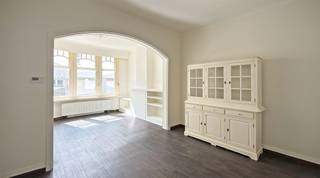Zeer ruime instapklare woning in centrum Zele met 3 slaapkamers én aanpalende tuin (bouwperceel).<br />Het geheel meet samen ± 300 m² en heeft een totale straatbreedte van ± 14,50 m.<br />De aanpalende tuin is reeds een apart kadastraal perceel (169 m²), maar waarop een woonuitbreiding of een aparte nieuwbouwwoning kan gerealiseerd worden.<br />Achteraan het perceel is er in de tuinmuur een rechtstreekse en privatieve doorgang (voor beide percelen) naar de aanpalende openbare parking aanwezig. Handig voor eigen gebruik, maar ook voor bezoekers en leveringen. Bovendien is er op deze parking (vlak achter de percelen) een laadpunt voor elektrische wagens.<br /> <br />De stijlvolle herenwoning in art-décostijl bevindt zich dichtbij de voornaamste winkelstraat (Kouterstraat), op korte wandelafstand van de Markt, van grootwarenhuis Colruyt etc.<br />In de uitgesproken karaktervolle voorgevel zijn mooie architectonische details verwerkt.<br />Ook het interieur bevat sierlijke elementen en bovendien werd het interieur recent helemaal opnieuw opgefrist. Klaar om in te stappen.<br />De gehele woning is voorzien van centrale verwarming met radiatoren en gaswandketel.