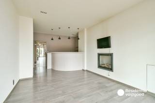 Welkom in het hart van Lichtervelde, waar u deze ruime woning terugvindt op een centrale ligging in de Hoogstraat 3. Dankzij de ligging in het centrum bevinden winkels, scholen, openbaar vervoer en andere voorzieningen zich op wandelafstand. Er is geen renovatieplicht wegens dat deze eigendom opgenomen is op de inventaris onroerend erfgoed.<br /><br />Bij het binnenkomen wordt u verwelkomd in een inkomhal, die momenteel is ingericht als receptie- en ontvangstruimte. Aansluitend bevindt zich de ingerichte keuken, die overloopt in de lichtrijke leefruimte. Verder beschikt het gelijkvloers over een toilet en een wasplaats.<br /><br />Op de eerste verdieping bevinden zich drie slaapkamers en een badkamer. Via een vaste trap bereikt u de tweede verdieping, waar een vierde slaapkamer en een ruime zolder heel wat bijkomende mogelijkheden bieden. Ook aan bergruimte geen gebrek dankzij de kelder van maar liefst 28 m².<br /><br />Buiten geniet u van een fraai aangelegde en onderhoudsvriendelijke tuin met een visvijvertje. Een belangrijke extra troef zijn de twee garages achteraan het perceel, die rechtstreeks toegankelijk zijn via de Boomgaardstraat.<br /><br />Warm geworden van deze ruime woning op een centrale ligging? Contacteer ons vandaag nog voor meer informatie of een bezoek ter plaatse!<br /><br />De vermelde prijs is een richtprijs; elk bod wordt voorgelegd aan de eigenaar, die het recht heeft dit te aanvaarden of te weigeren.<br /><br />Neem voorsprong met een vrijblijvende schatting via:<br />www.residentievastgoed.be/gratisonlineschatten