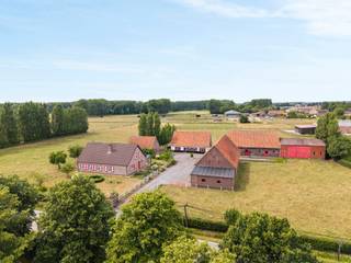 TOPGELEGEN charmante vierkantshoeve met bijgebouwen, op 1,6 hectare, prachtig open weids zicht! Zeer mooi gelegen, genietend van alle rust en...
