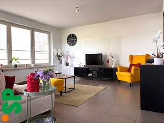 Het appartement heeft de volgende indeling: Men komt binnen via de inkomhal (tegels; 8m²) met apart toilet. Van hieruit kan men de ruime en lichtrijke living bereiken (tegels; 21m²) met de open ingerichte keuken (tegels, kasten, dampkap, inductiekookvuur, spoelbak, vaatwasser, koelkast, combi-oven en eethoek; 23m²). Achter de keuken is er nog een berging voorzien (tegels; 4m²). Verder beschikt het appartement over een wasplaats (tegels, lavabo, aansluiting wasmachine en droogkast, ingemaakte kasten; 5m²), een ingerichte badkamer (tegels, bad met douchemogelijkheid, aparte douche en dubbel lavabomeubel; 8m²) en 2 ruime slaapkamers (laminaat; 16m² en 14m²) waarvan 1 met aansluitende dressing. <br /><br />Vanuit de living en keuken kan men het overdekt terras bereiken (bankirai; 10m²). Achteraan is er een carport met tuinberging voorzien + een gemeenschappelijke tuin. <br /><br />Indien gewenst kan er achteraan het gebouw ook nog een afgesloten garage bij gehuurd worden aan € 50 per maand! <br /><br />- EPC = 143 kWh/m²<br />- CV = Aardgas<br />- Geen algemene onkosten!<br />- Vliegenramen voorzien alsook rolluiken in de slaapkamers en een sunscreen in de living!<br />- Geen huisdieren toegelaten!<br /><br />Voor bijkomende inlichtingen of een bezoek ter plaatse kan u steeds vrijblijvend contact opnemen met Immo S|P op het nummer 014/59.10.20. of via info@immosp.be.