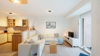Appartement op de gelijkvloerse verdieping van een verzorgd gebouw (bouwjaar 2001) gelegen op de Paul Parmentierlaan te Knokke. Centraal gelegen in de directe nabijheid van winkels, het station met trein en tramhalte en op wandelafstand van het strand van Knokke. Het appartement beschikt over een bruikbare oppervlakte van 106 m² en is voorzien van 3 slaapkamers en een extra groot terras/tuin aan de zonnekant. <br /><br />Indeling: Inkom met gastentoilet, de leefruimte en de open keuken zijn gericht naar de zonnekant en geven toegang tot het terras en de tuin. Verder een ingerichte keuken, bergplaats met aansluiting voor de was-en droogmachine, een masterbedroom met een naastliggende badkamer voorzien van ligbad. Beneden slaapkamer 2 en slaapkamer 3 alsook een praktische dressing. Energielabel B. <br /><br />Aangenaam appartement, direct instapklaar in een verzorgd gebouw. <br /><br />Bezoeken? Graag na afspraak met Willem Cauwels op tel 050.89.27.70