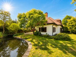 PRACHTIGE ENERGIEZUINIGE VILLA, gelegen op een VLOT BEREIKBARE LOCATIE te Merelbeke, op een MOOI PERCEEL van ca. 980 m². Met een BEWOONBARE OPPERVLAKTE van ca. 297 m², 4 SLAAPKAMERS en een DOORDACHTE INDELING vormt deze eigendom de IDEALE GEZINSWONING voor wie RUIMTE, COMFORT en ENERGIEZUINIGHEID wil combineren. De woning wordt uitgerust met 21 ZONNEPANELEN met GROENESTROOMCERTIFICATEN en VLOERVERWARMING, wat resulteert in een GUNSTIG EPC-LABEL B en een LAGER ENERGIEVERBRUIK.<br />De indeling gaat als volgt: via de ruime inkomhal met gastentoilet en toegang tot de kelder betreedt u de woning. Van hieruit heeft u toegang tot een aparte bureauruimte, ideaal voor thuiswerk, een ruime woonkamer met gezellige haardhoek, een ingerichte keuken, een praktische wasplaats en een dubbele inpandige garage. Op de 1ste verdieping geeft de nachthal met vide toegang tot 4 volwaardige slaapkamers, waarvan één met dressing, een praktische berging, een apart toilet en een ingerichte badkamer.<br />Buitenshuis geniet u van een zonnig terras en een charmante aangelegde tuin met vijver, waar het heerlijk vertoeven is in alle rust.<br /><br />Adres: Leonce Volckaertdreef 2A te Merelbeke<br /><br />EPC: 161kWh/m², G-score en P-score A, Geen renovatieverplichting van toepassing, Bestuursmaatregelen in het maatregelenregister: Neen