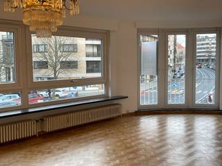 The apartment is located on the 1st floor and within walking distance of the Sint-Pietersstation and the center of Ghent, surrounded by local...