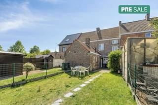 Cette maison mitoyenne est située dans le Luchterenkerkweg à Drongen (Gand). La maison est prête à emménager et est un joyau en son genre. Le...